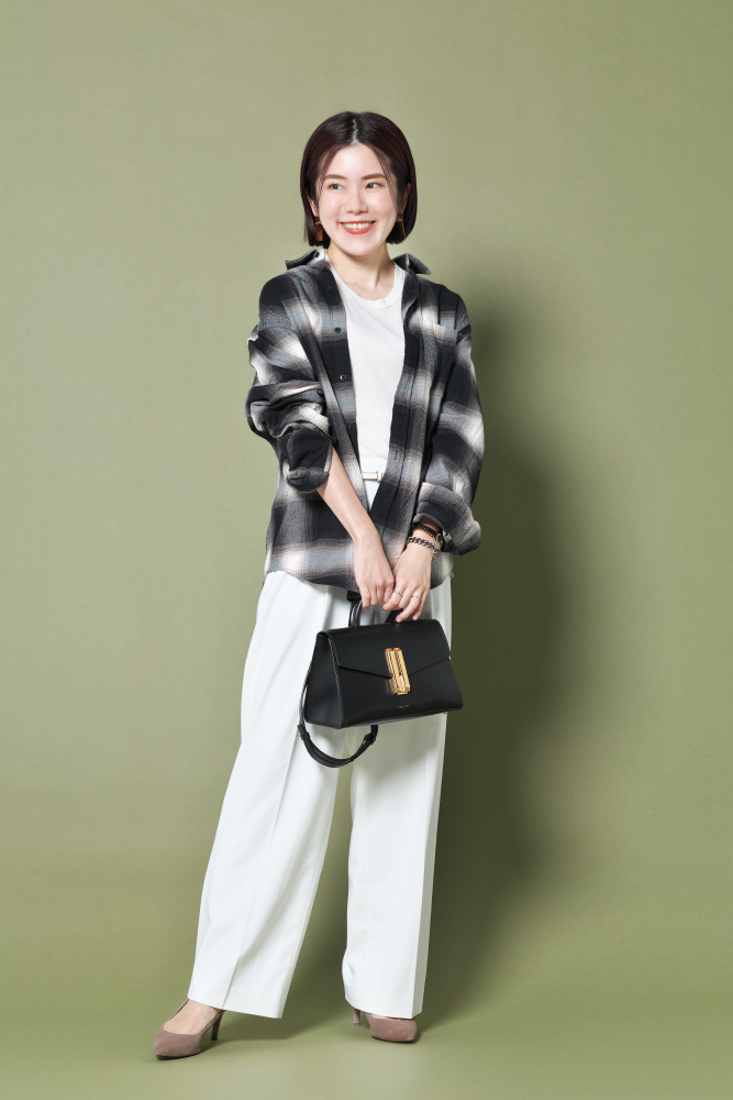 ドマーニ読者モデル 杉本緑さん チェック柄シャツ×白T×白ワイドパンツコーデ全身写真