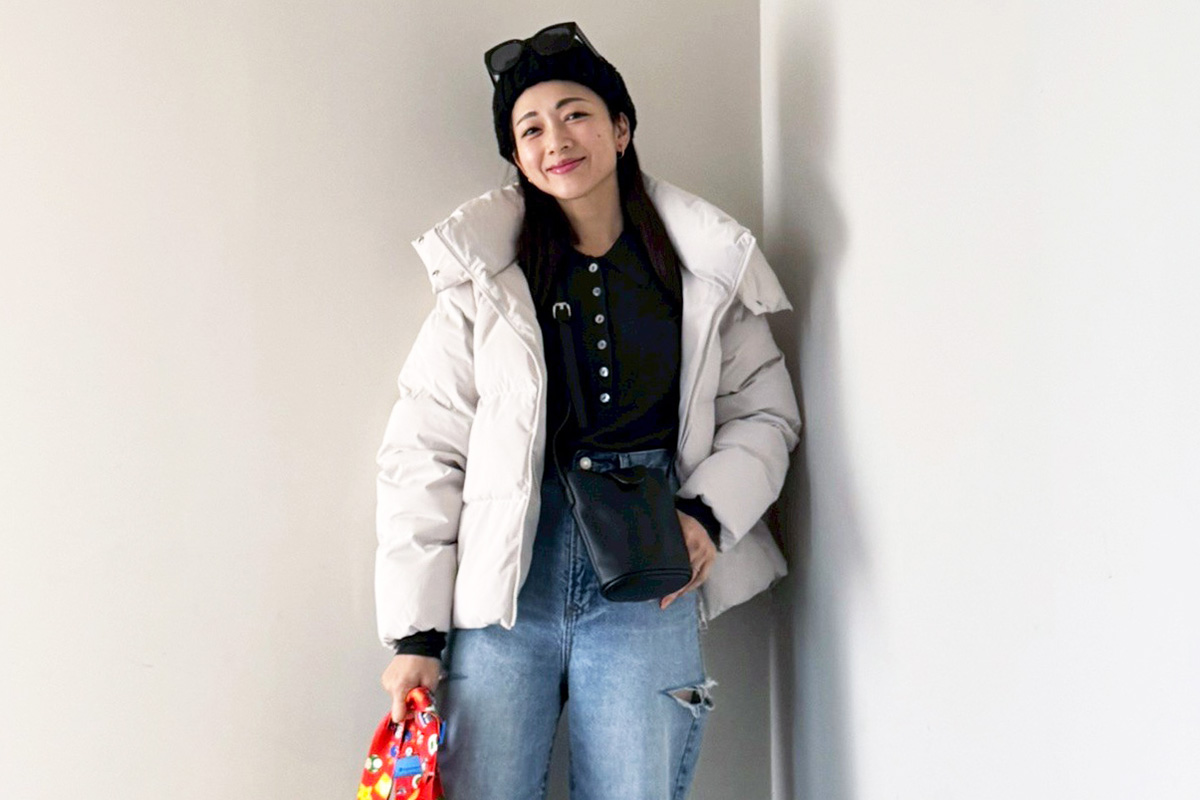 白ダウン×ポロニット×デニムパンツ