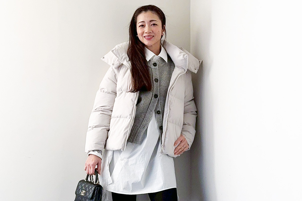 白ダウン×白シャツ×グレーニットカーディガン