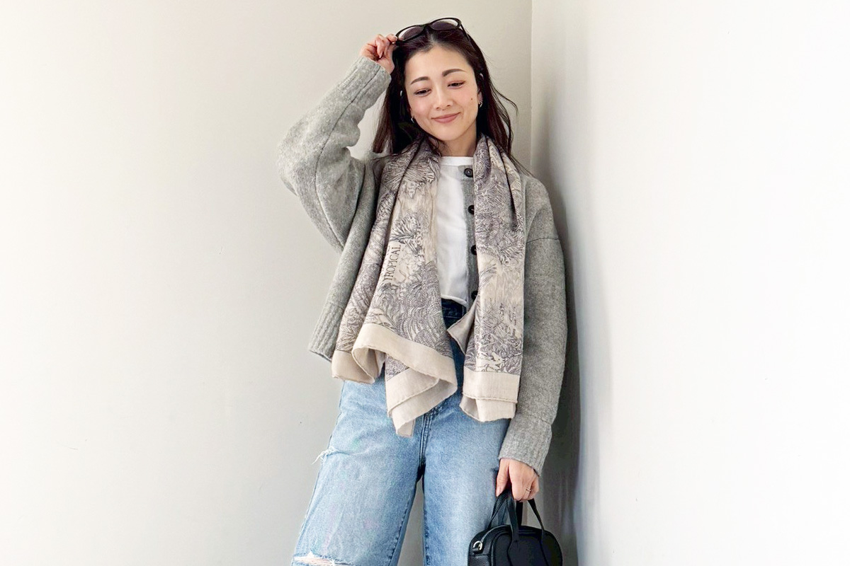 白ロンT×グレーカーディガン×ダメージデニム