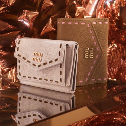 ステッチ入りデザインの財布