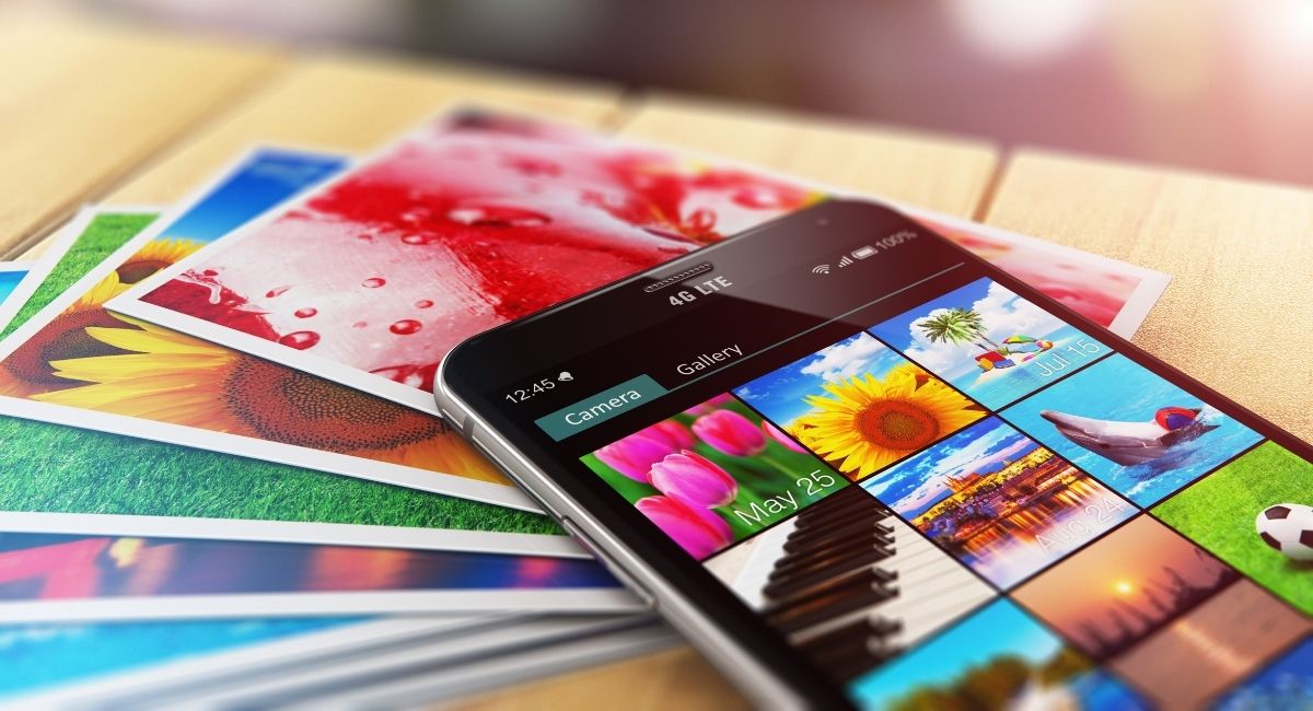 写真の上に写真アプリを開いた状態のスマホが置かれている写真