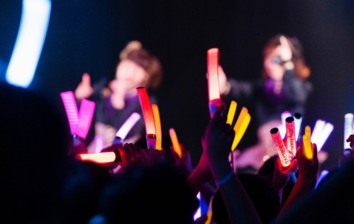 暗い場内でたくさんのライトが掲げられている写真