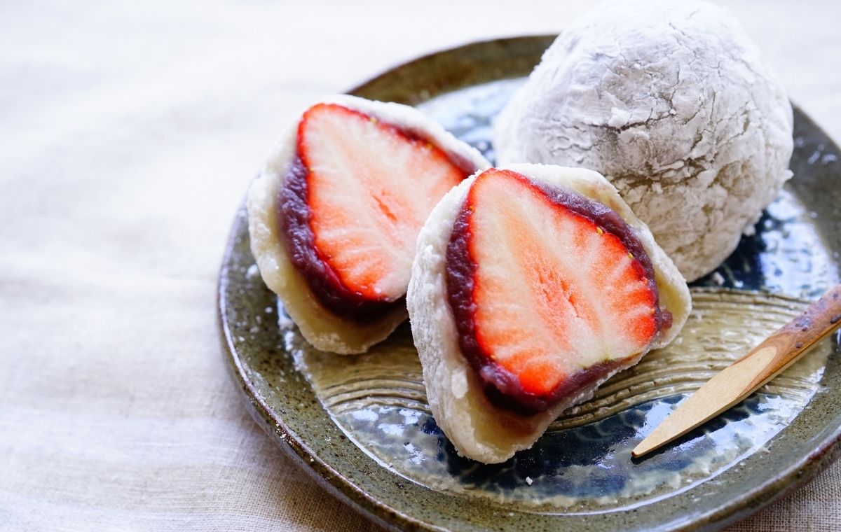 おいしそうなイチゴ大福の写真