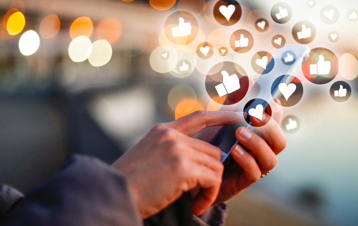 スマホのSNSでいいねをする様子のイメージ画像