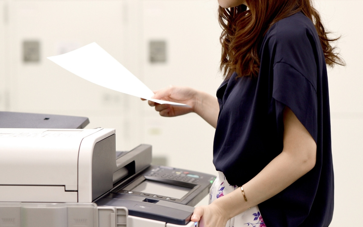 業務用プリンターで印刷する女性の写真