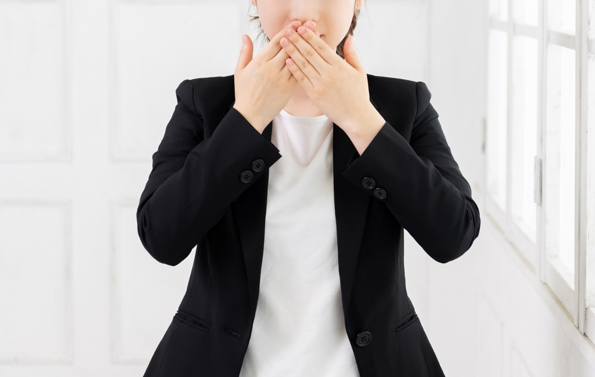 口をつぐむビジネスウーマンの写真