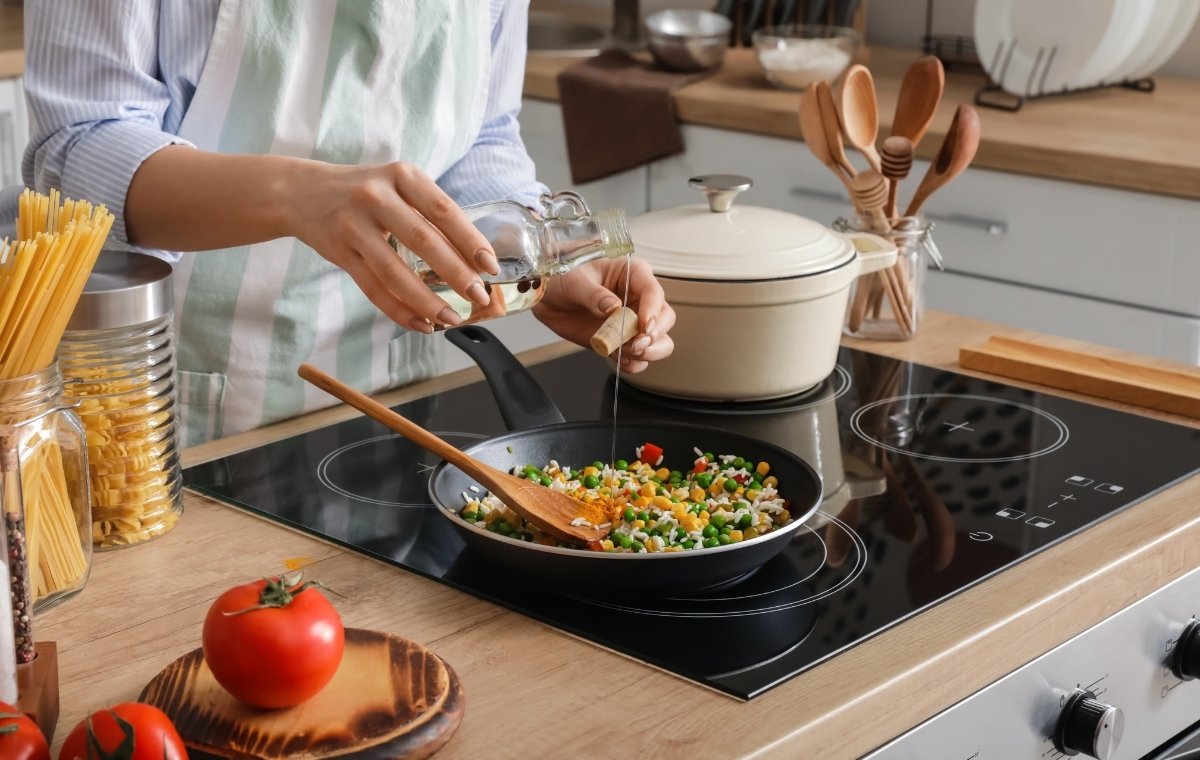 家でプロ顔負けの料理をしている女性の写真