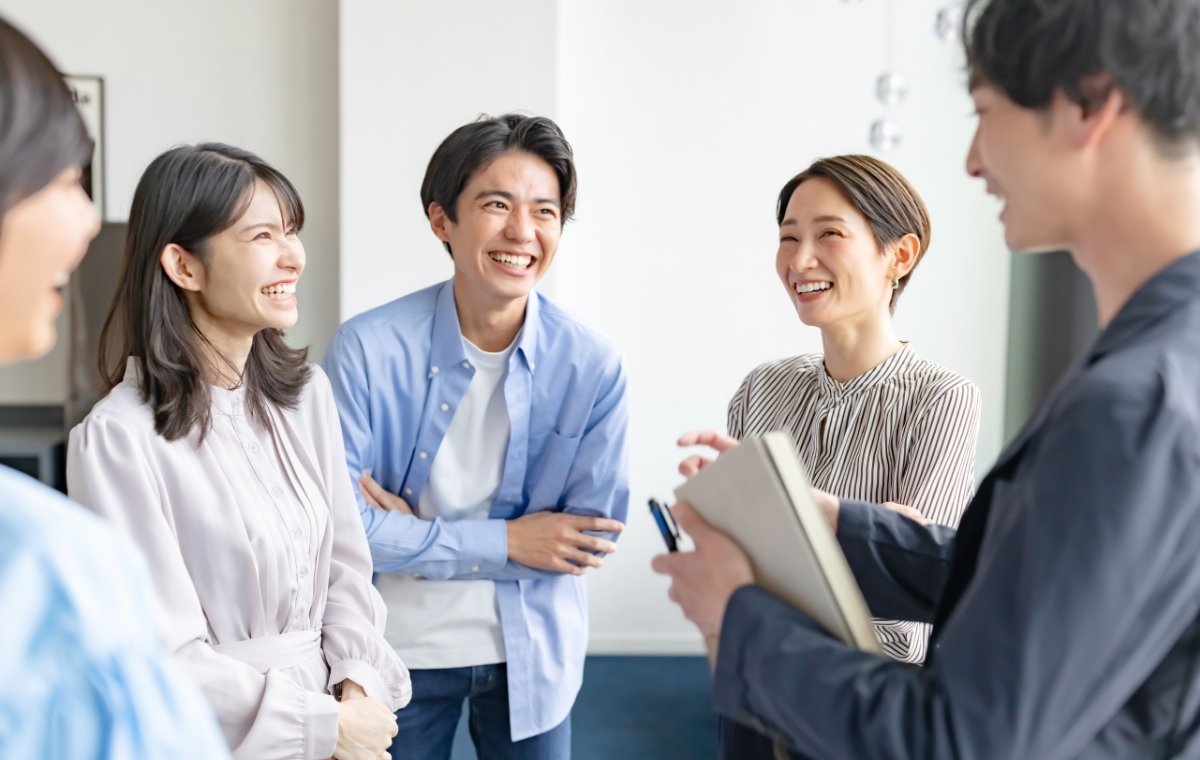 職場で和気あいあいとコミュニケーションをとっている写真