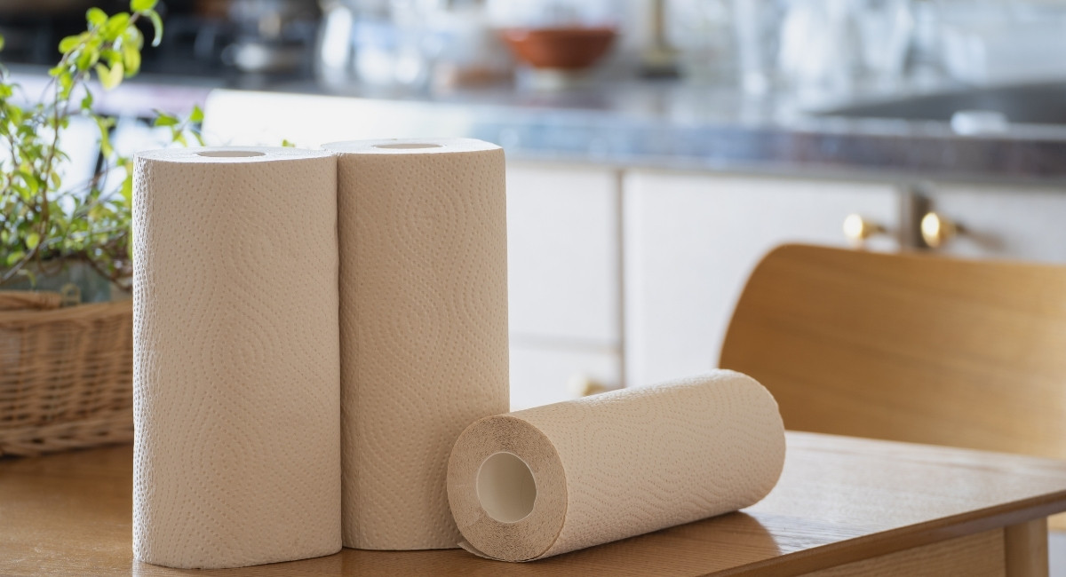 キッチンペーパーが3本キッチンに置かれている写真