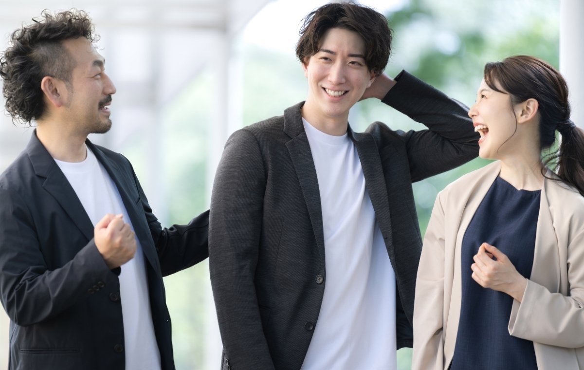 先輩に褒められて照れる後輩の写真