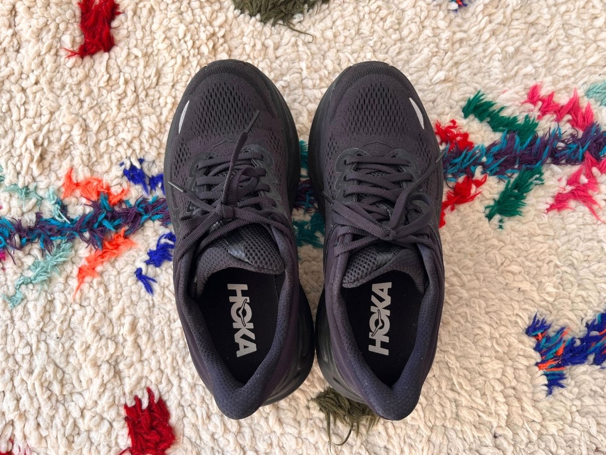 スニーカーを上から撮影した写真