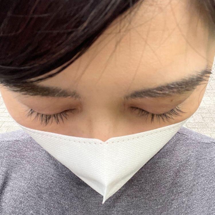 上から撮影したまつげの写真