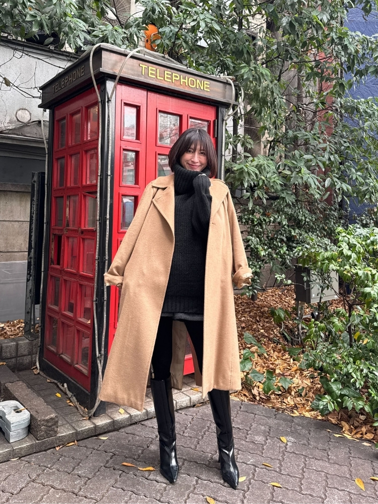 肩掛けスタイルでコートを着用している写真