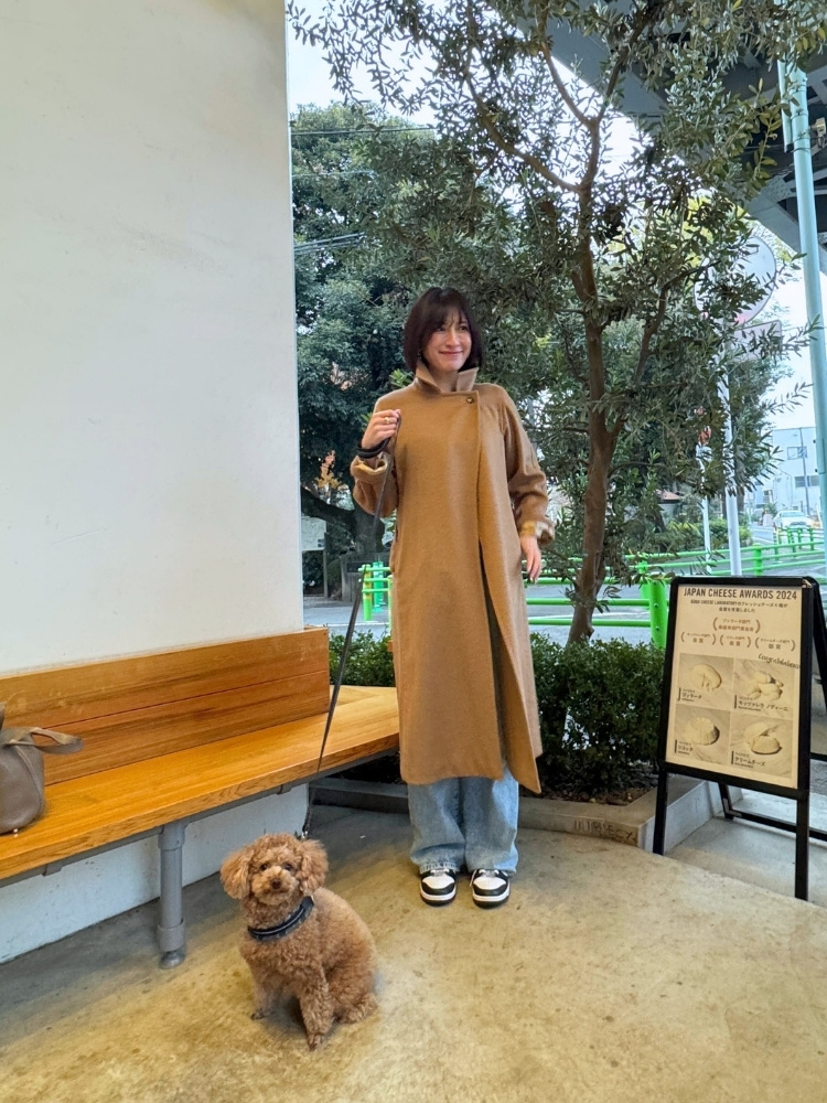 ボーイッシュスタイルでコートを着用している写真