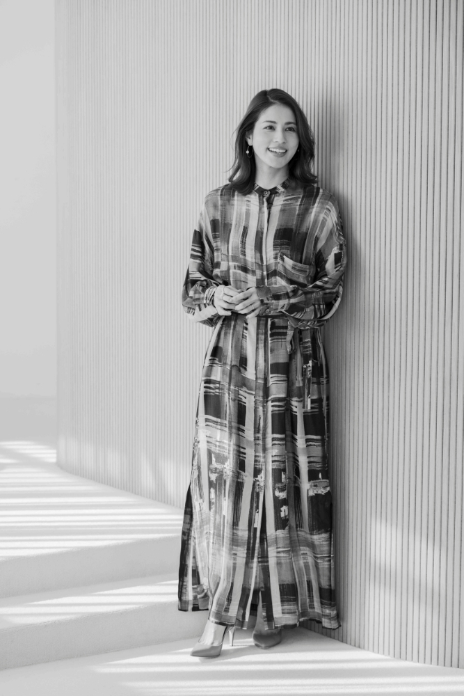 ロングワンピースを着用した永島優美さんの写真
