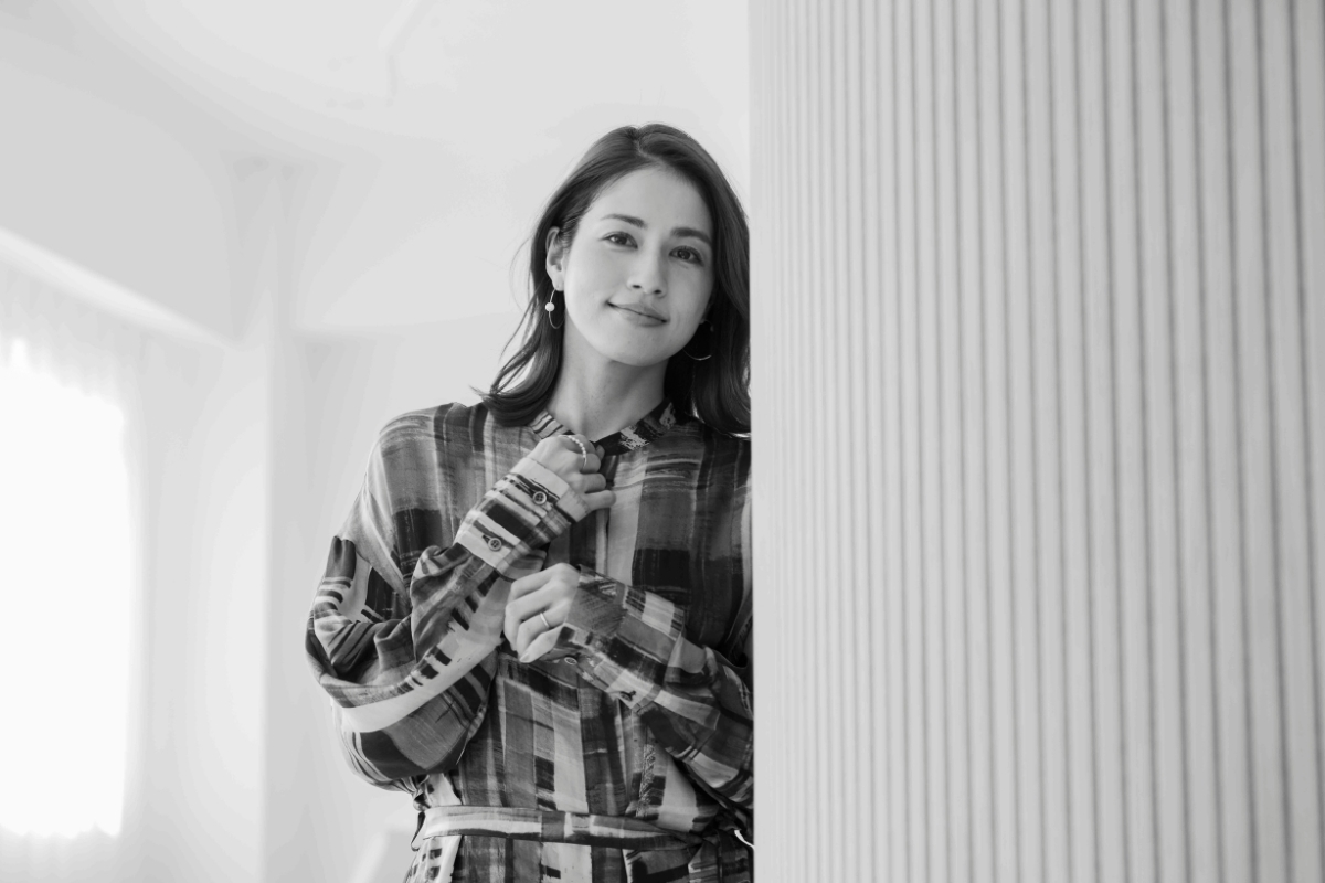 ロングワンピースを着用した永島優美さんの写真。正面からのアップショット