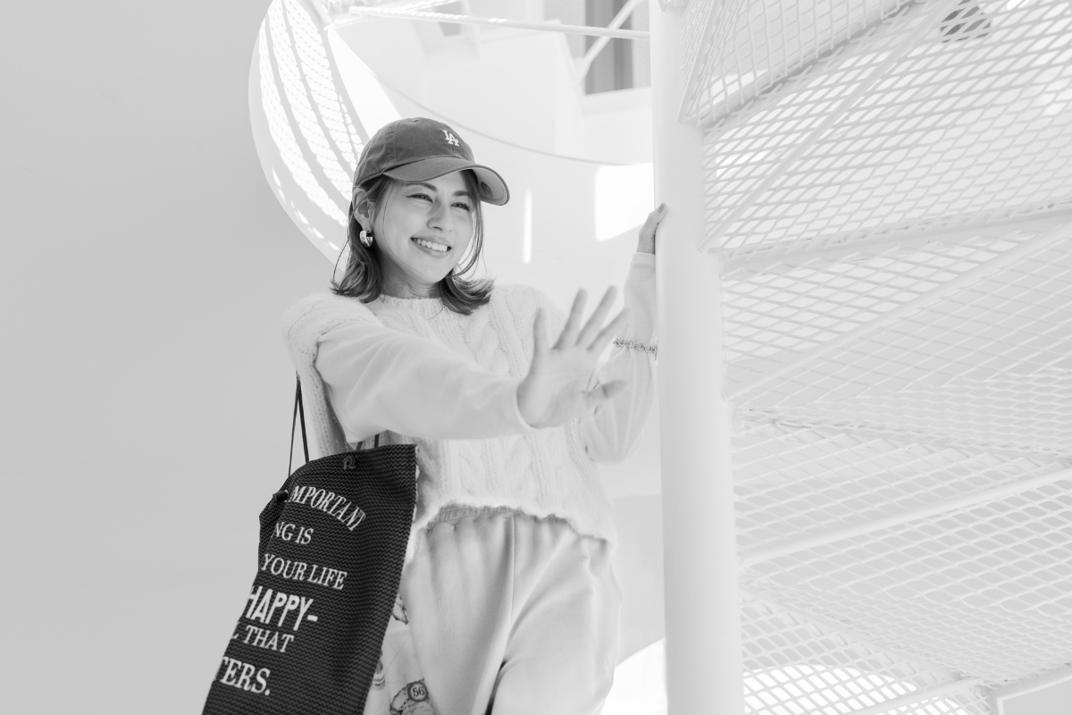 キャップ×ニット×スウェットパンツコーデの永島さんの写真