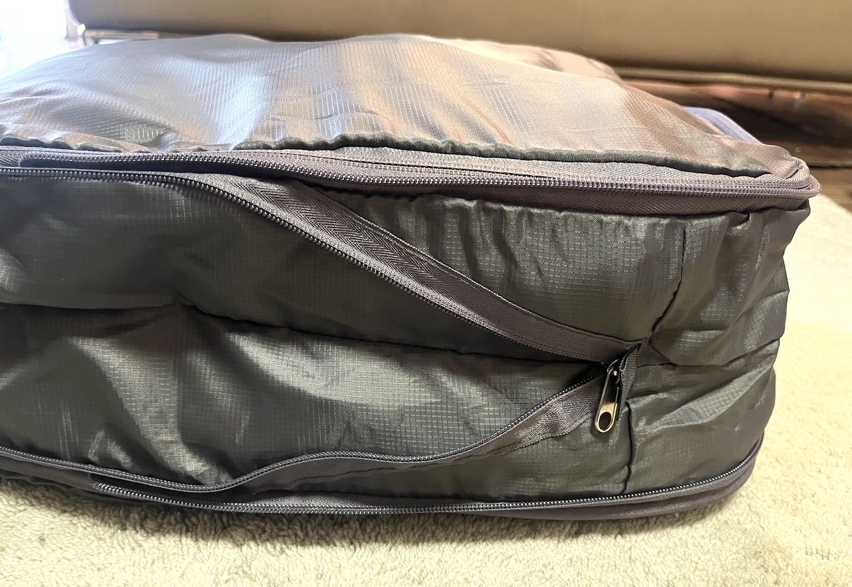 2人分の着替えを上下にわけて入れるとこの厚み