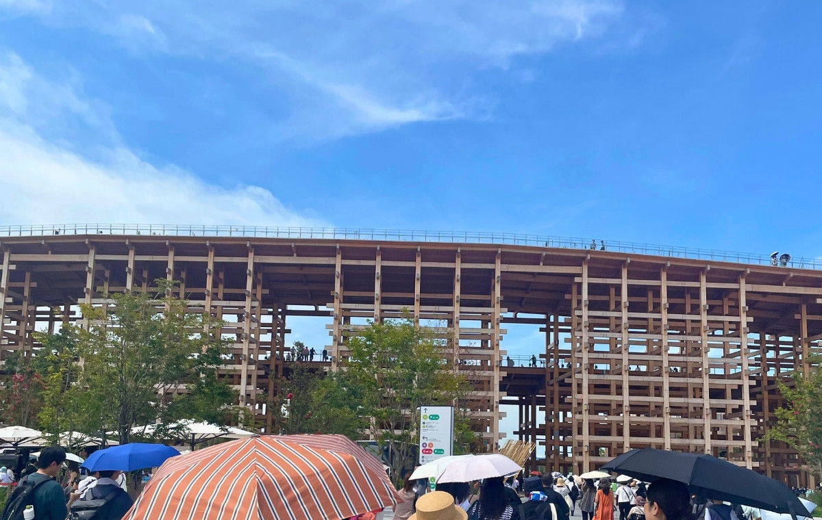 遠くから撮影した大屋根リングの写真