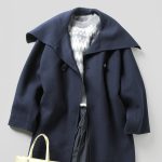 ネイビーコート×グレーの柄ニット×黒のシャカシャカスカート