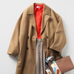 キャメルロングコート×オレンジニットポロ×ワイドパンツ