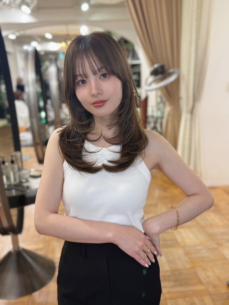 動きと軽さを両立。ハイレイヤーで叶える品よく今っぽい大人のレイヤースタイル