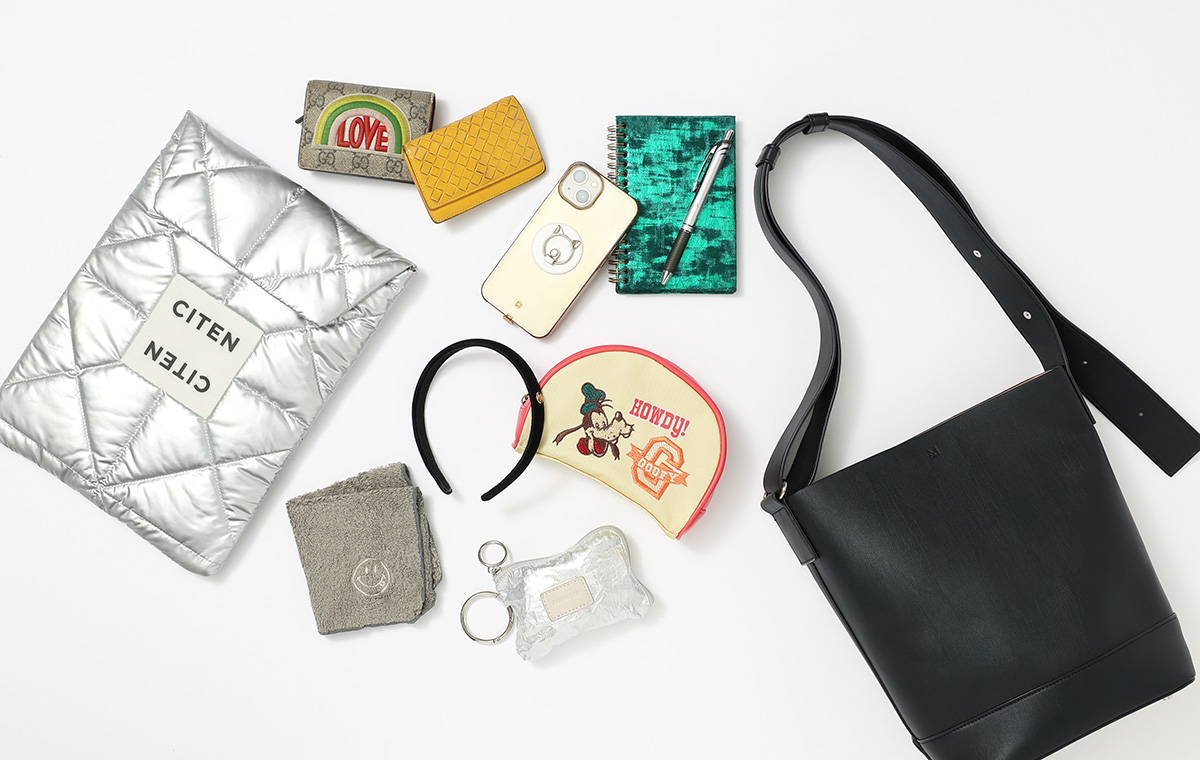 バッグの中身の平置き写真