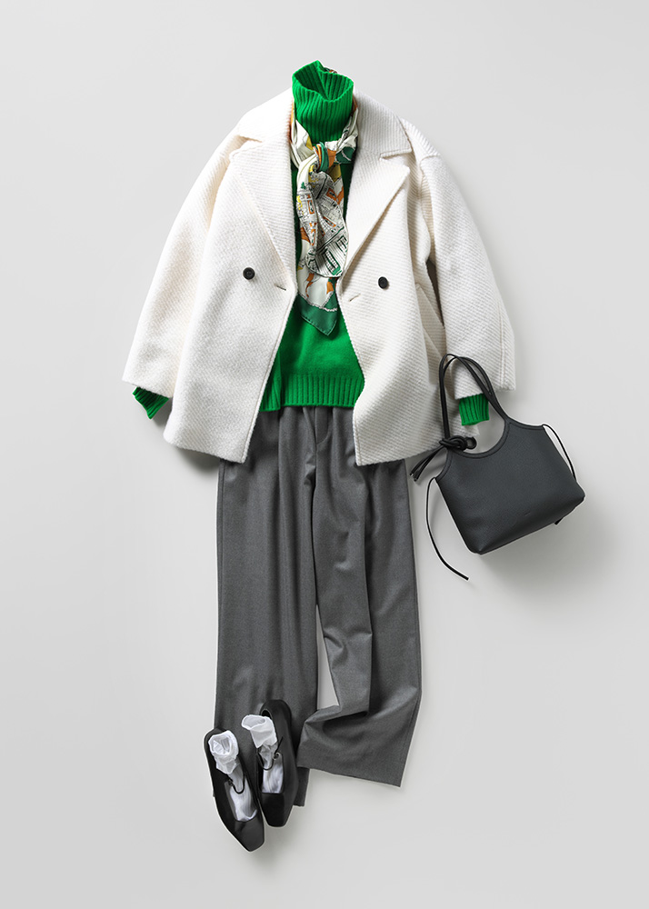 白コート×グリーンニット×グレーワイドパンツ