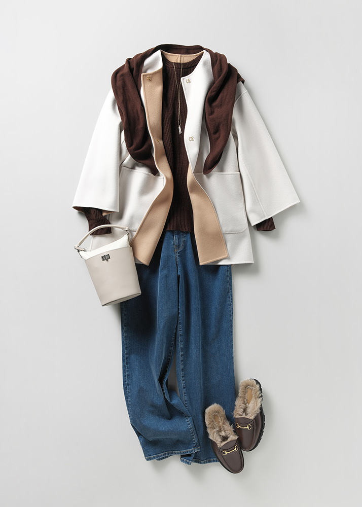 バイカラーのミドル丈コート×ブラウンニット×ブルーデニム