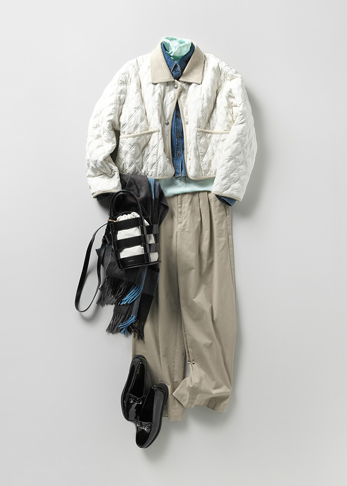 白キルティングジャケット×短丈デニムシャツ×チノパン