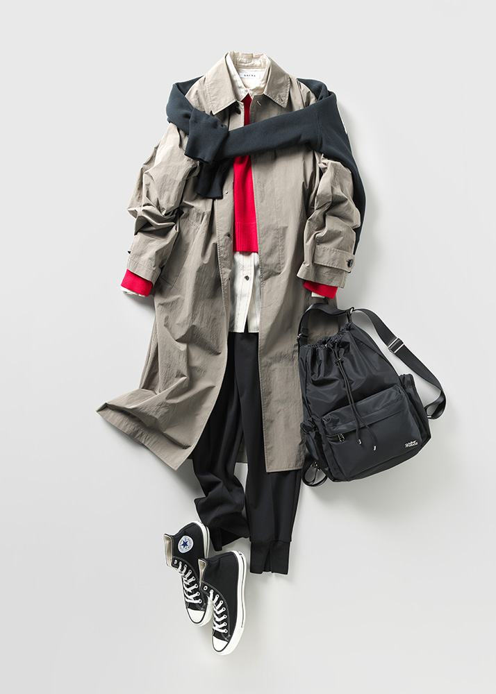 ステンカラーコート×赤ニット×ストライプシャツ×ジョグパン