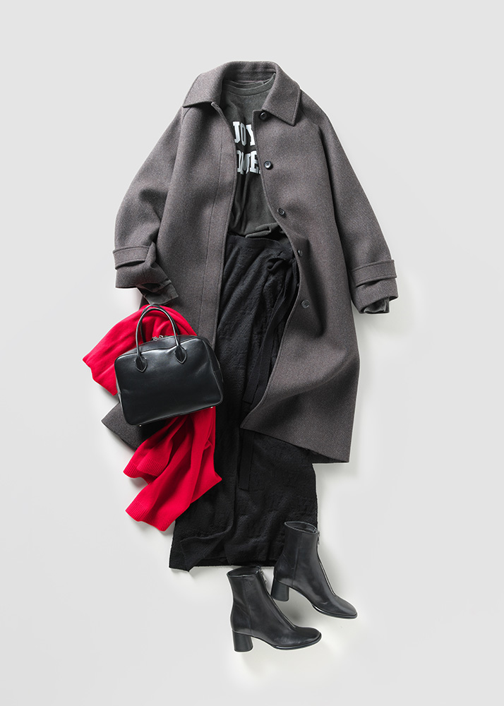 ステンカラーコート×ロゴT×黒ラップスカート