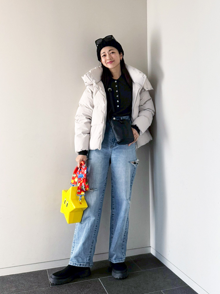 白ダウン×ポロニット×デニムパンツ