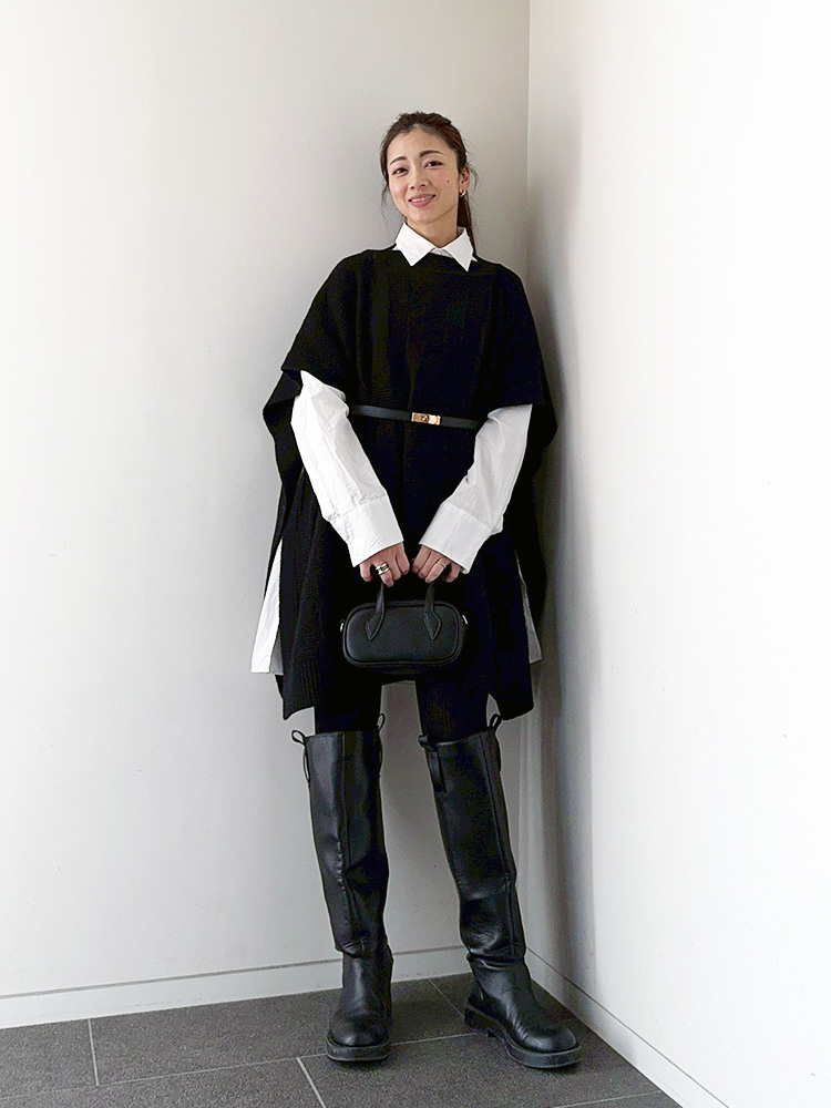 ニットポンチョ×白シャツワンピース×ロングブーツ