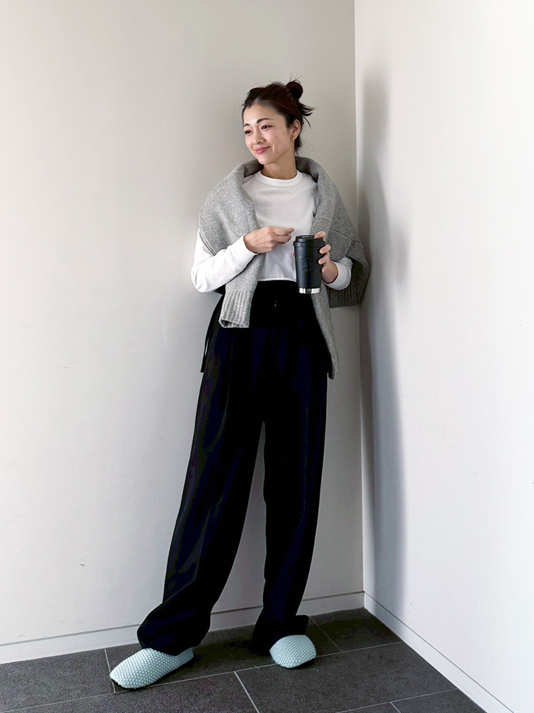 短め丈の白ロンT×肩に掛けたグレーニットカーディガン×黒ワイドパンツ
