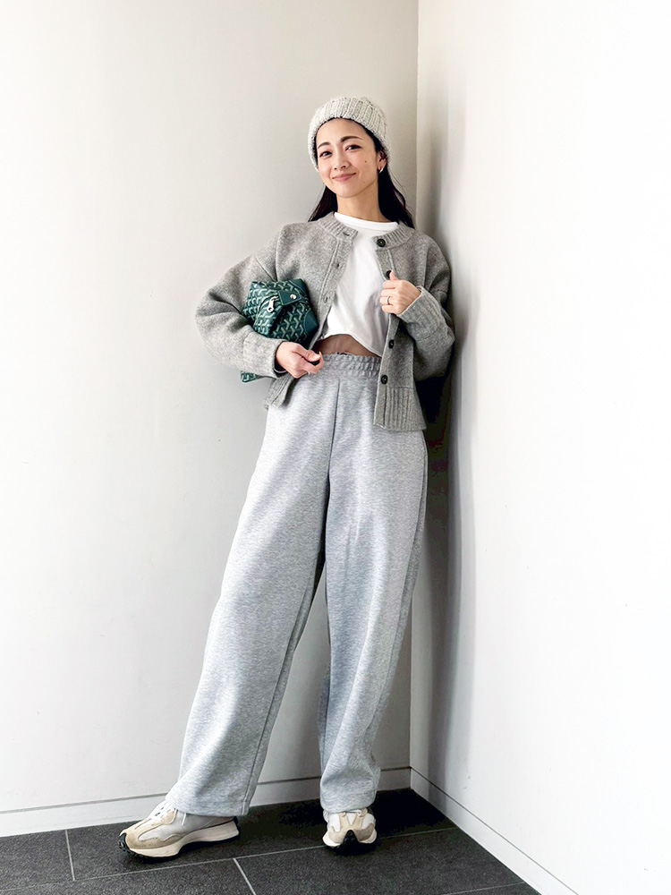 グレーカーディガン×短丈ロンT×グレースウェットパンツ