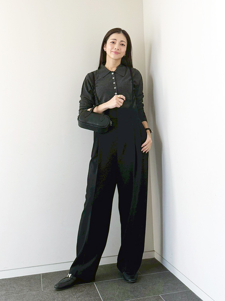 グレーポロニット×サスペンダー付きワイドパンツ