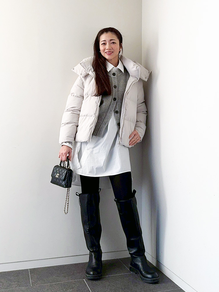 白ダウン×白シャツ×グレーニットカーディガン×ロングブーツ