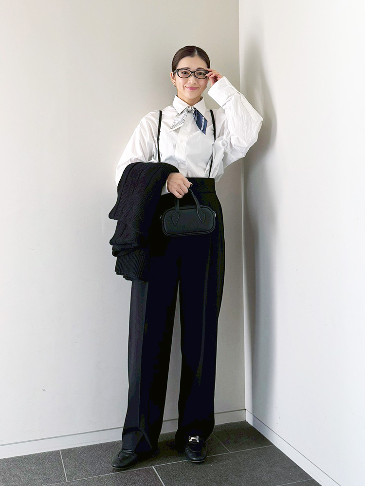 白シャツ×サスペンダー付きワイドパンツ