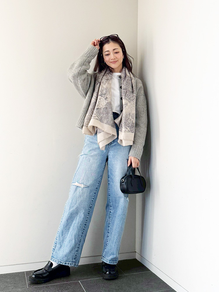 白ロンT×グレーカーディガン×ダメージデニム