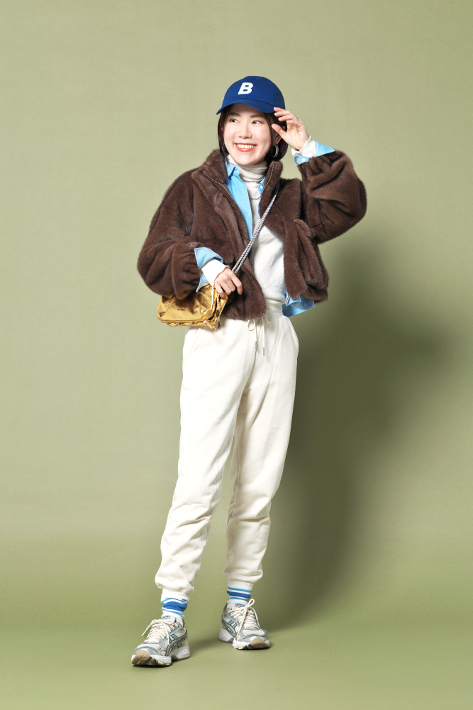 ドマーニ読者モデル 杉本緑さん　ボアブルゾン×白スエットパンツコーデ全身写真