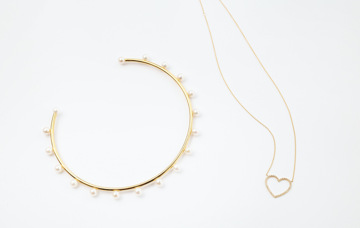 パール付きチョーカーとハートネックレスの写真