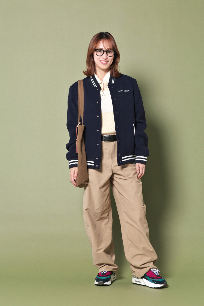 ドマーニ読者モデル 和田彩加さん　ネイビーブルゾン×ベージュバレルパンツの全身コーデ写真