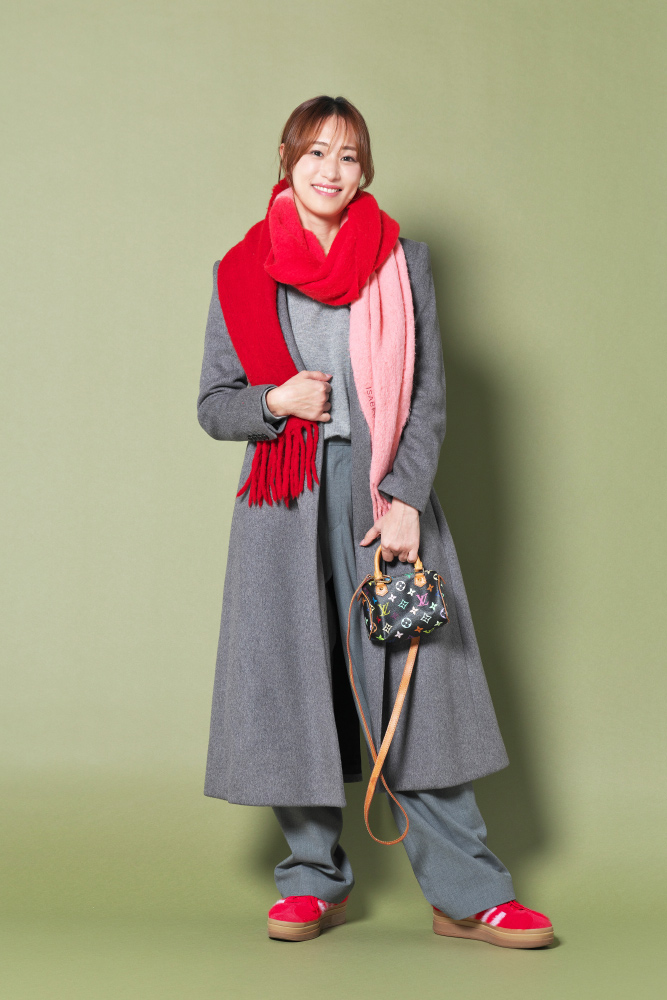 ドマーニ読者モデル 和田彩加さん　グレーコート×グレーニット×赤マフラー×グレーパンツコーデ全身写真