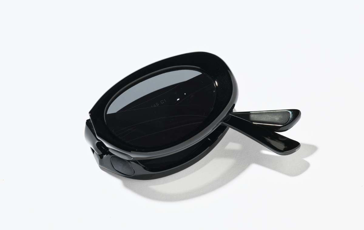 折り畳んだサングラス