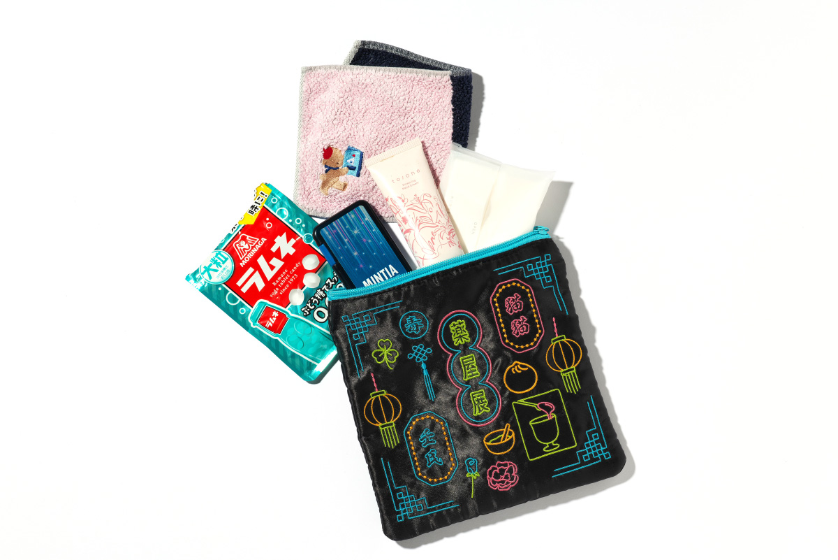 「薬屋のひとりごと」モチーフのポーチに入ったハンカチ、ティッシュ、ハンドクリームやお菓子の写真