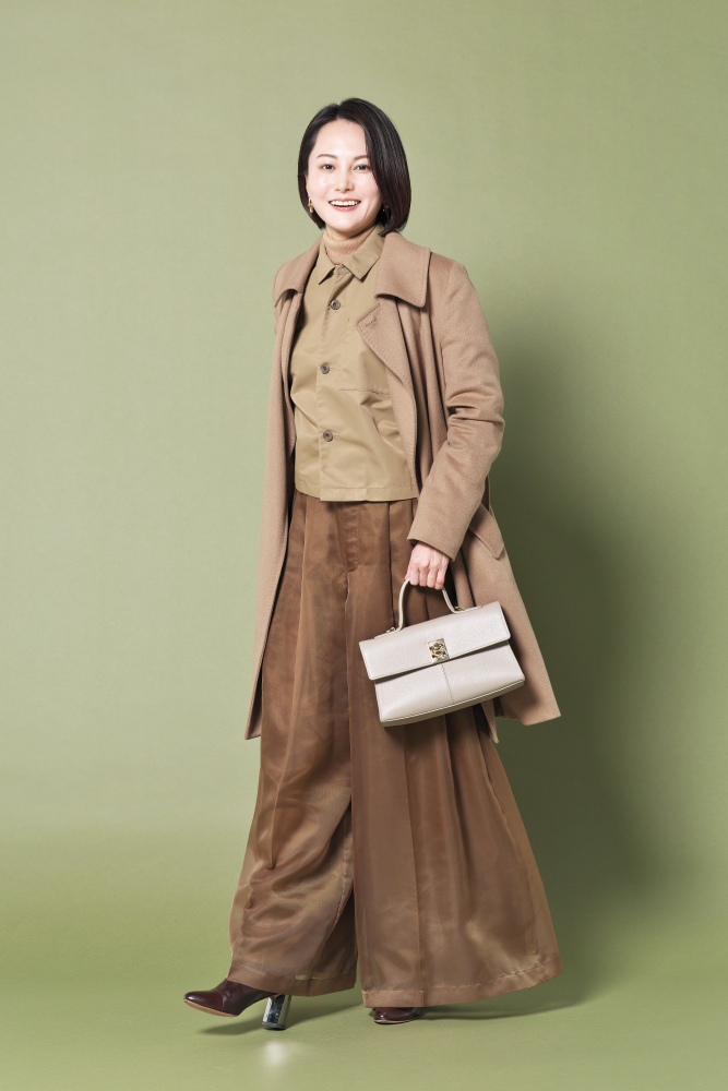 ドマーニ読者モデル 鈴木まきさん　ベージュコート×ベージュシャツ×シアーレイヤードパンツコーデ全身写真