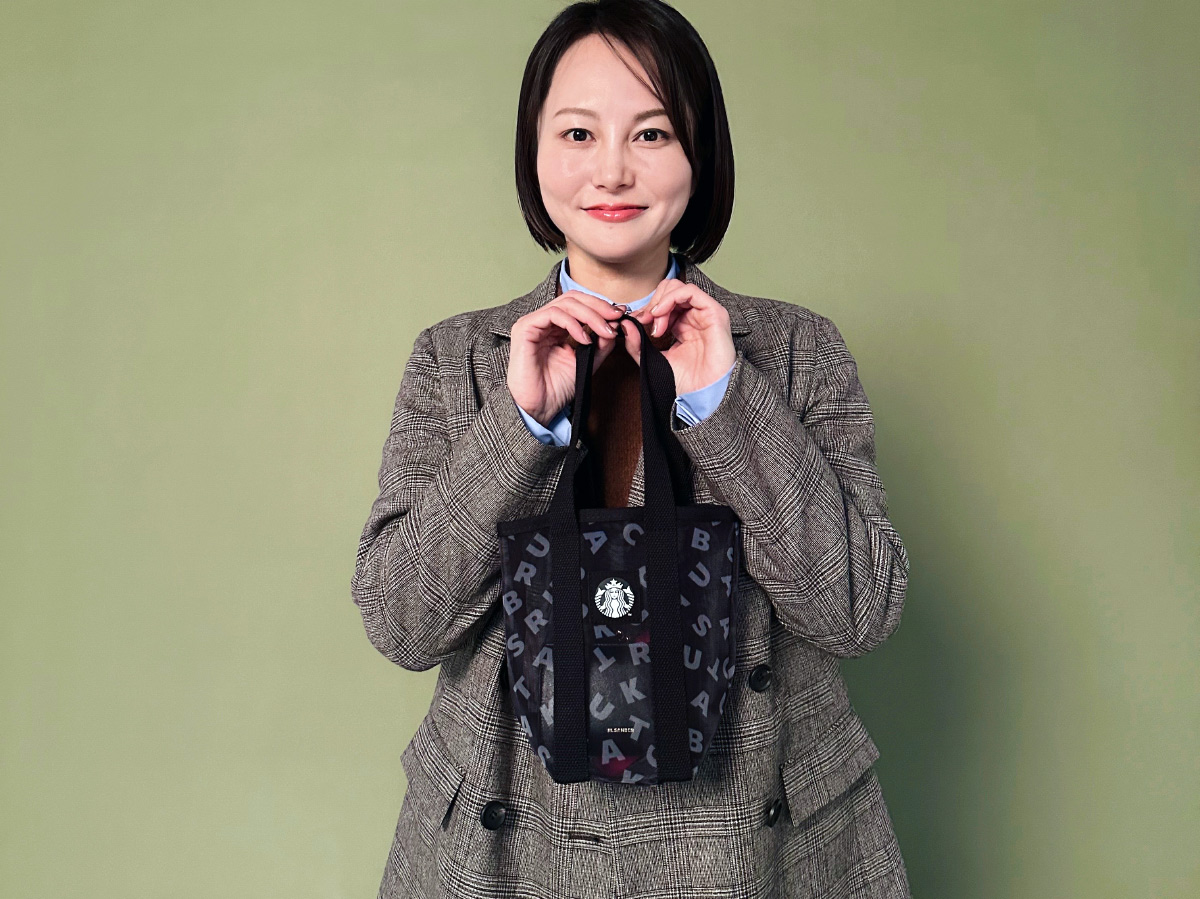 ドマーニ読者モデル 鈴木まきさん　スタバのあみバッグを持っている写真