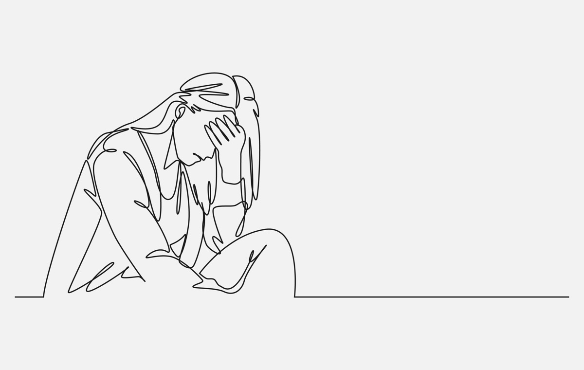 顔を覆う女性 モノクロ